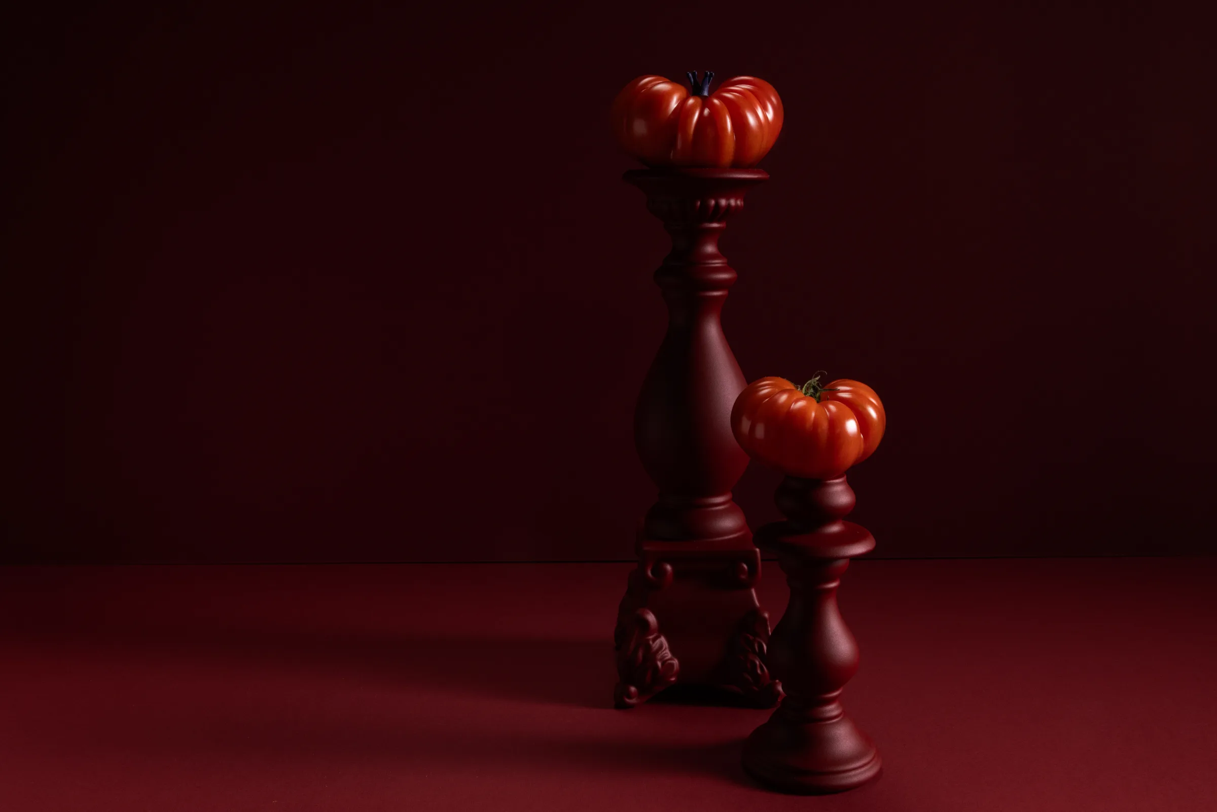 Rode heirlooms op burgundy piedestals, atelier
