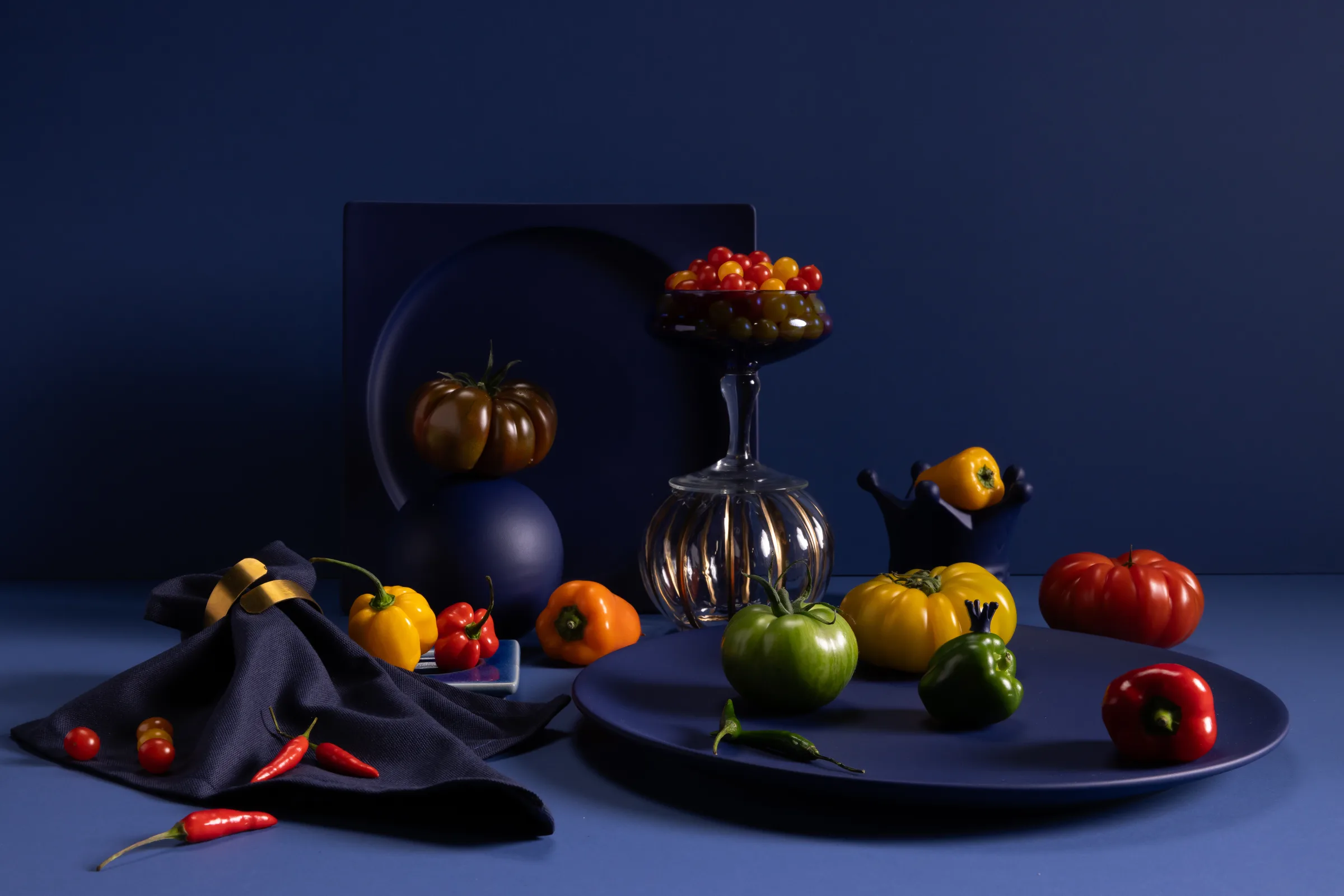 Eminent, royal-blue still-life met het volledige assortiment